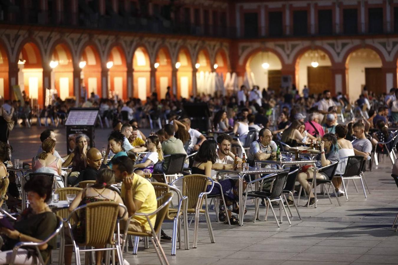 La iluminación del edificio de UCOCultura de Córdoba, en imágenes