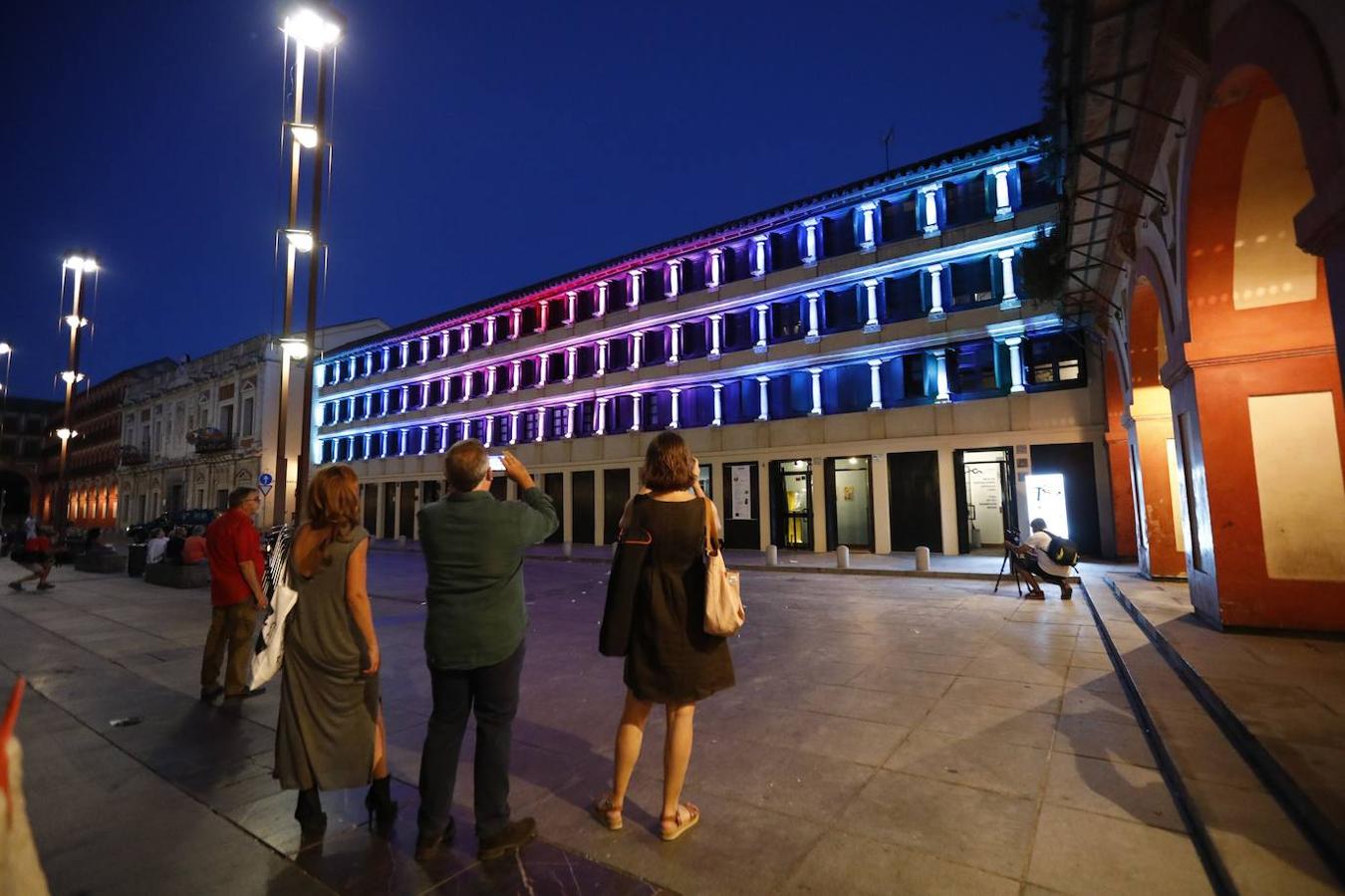 La iluminación del edificio de UCOCultura de Córdoba, en imágenes