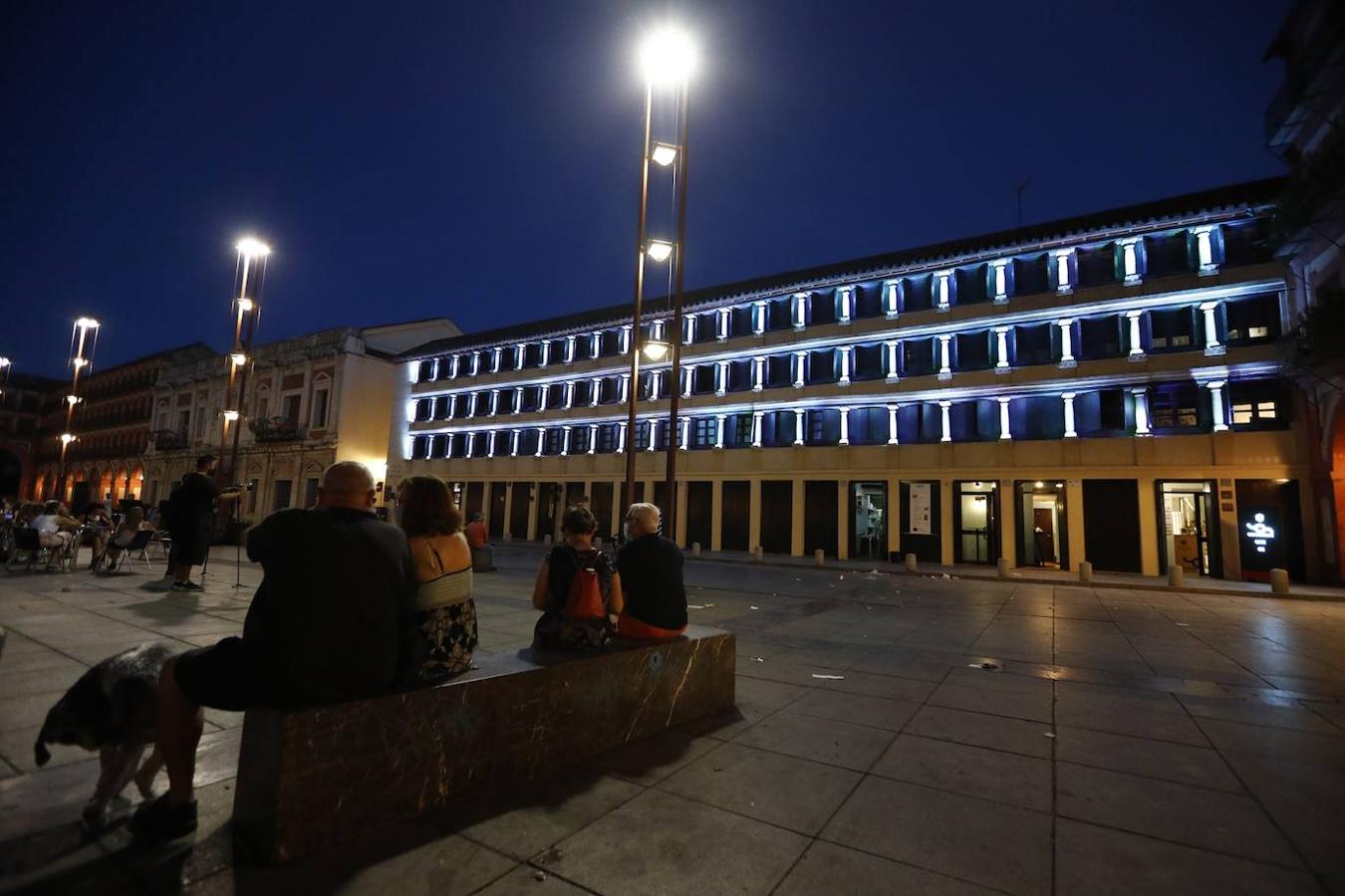 La iluminación del edificio de UCOCultura de Córdoba, en imágenes