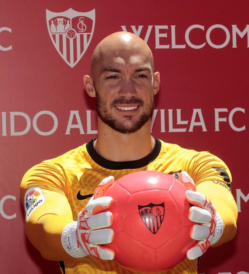 Presentación del nuevo portero del Sevilla Marko Dmitrovic