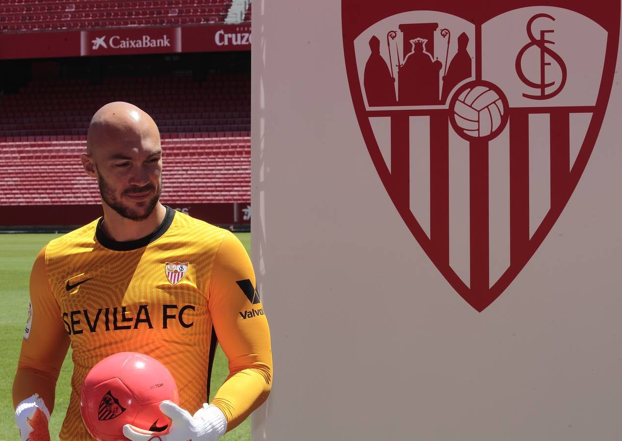 Presentación del nuevo portero del Sevilla Marko Dmitrovic