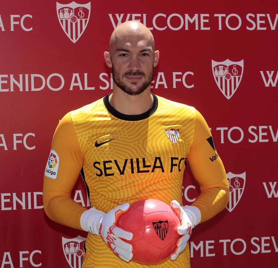 Presentación del nuevo portero del Sevilla Marko Dmitrovic