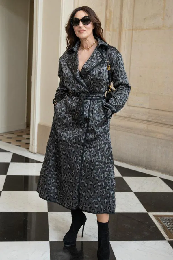 Monica Bellucci - Las tendencias de las famosas en París. En el desfile de Dior lució una gabardina con animal printy acabado metalizado que deja patente que este estampado sigue siendo uno de los más recurrentes y efectivos cuando se busca un look de impacto.