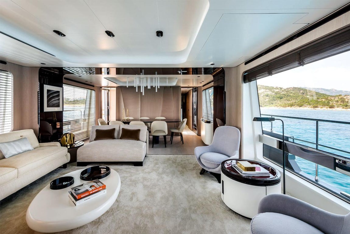 Azimut Grande 27, así es el yate de Cristiano. El interior se compone de un mobiliario vanguardista en el que hay mezclas en los tejidos y materiales. Se destila cierto aire setentero con formas sinuosas y una paleta de color neutra con algunas pinceladas más potentes.