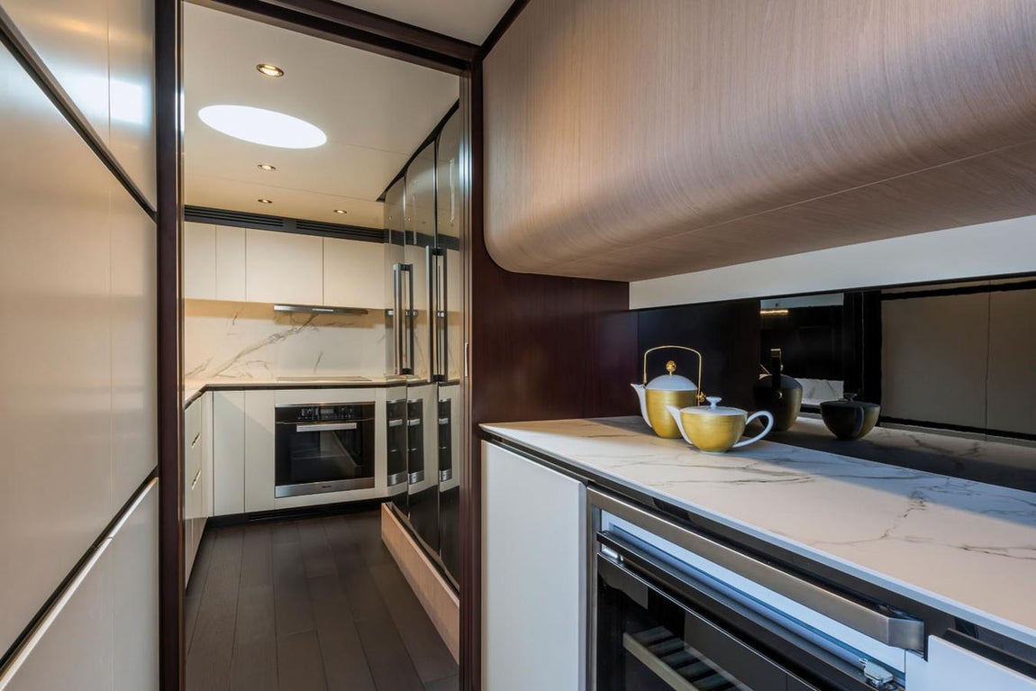 Azimut Grande 27, así es el yate de Cristiano. Aunque la cocina no es tan grande como el resto de las estancias, lo cierto es que está muy bien distribuida y no le falta ningún electrodoméstico.