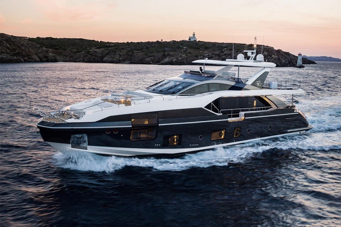 Azimut Grande 27, así es el yate de Cristiano. Se trata de uno de los yates mejor valorados en su relación calidad-precio, pues su tamaño permite que en él se alojen cómodamente unas doce personas y que disfruten de todos sus lujos.