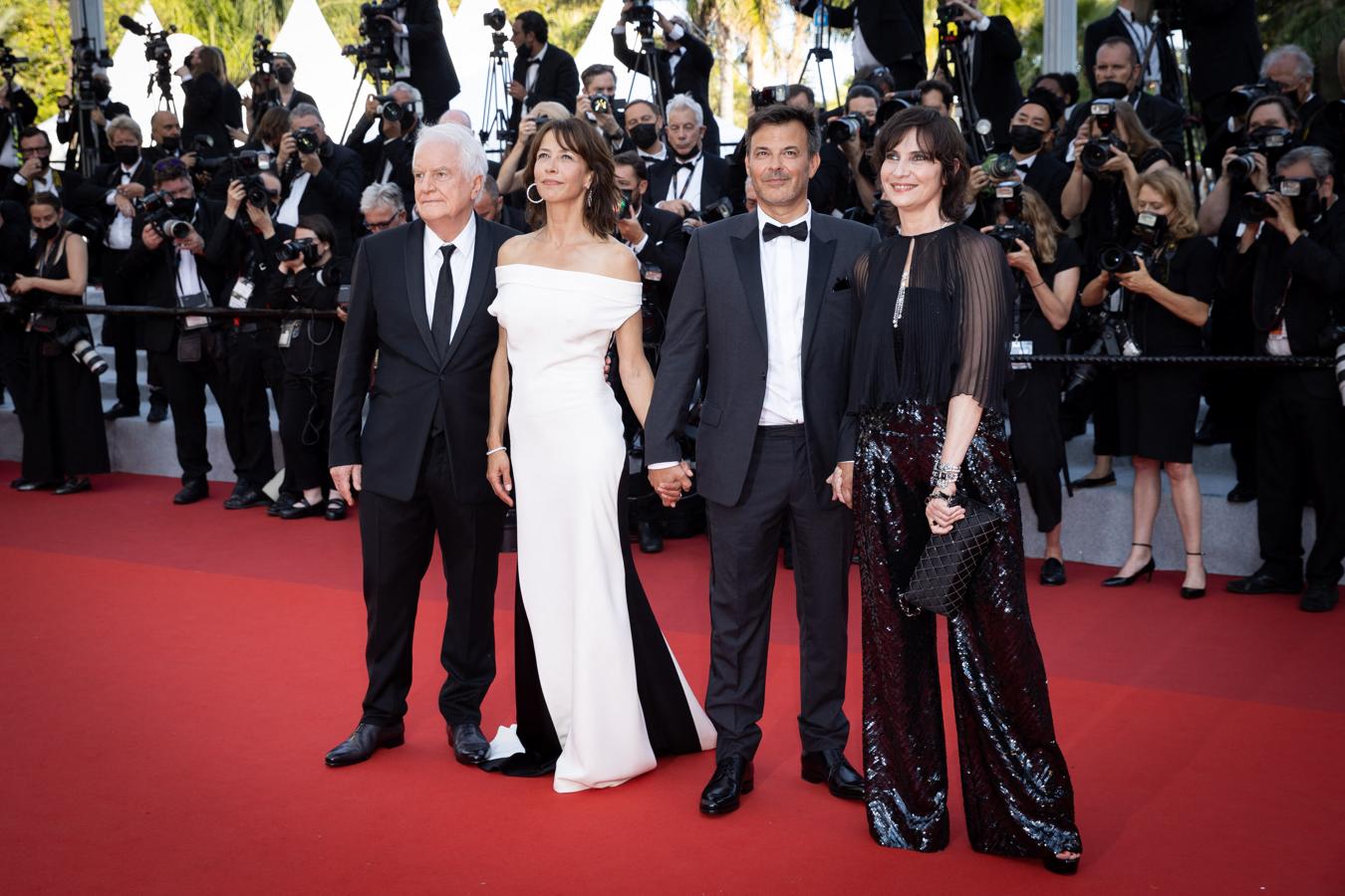 Sophie Marceau - Segunda alfombra roja del Festival de Cannes. Llevó un elegante vestido blanco de dior con dos líneas negras en los costados y escote hombros caídos firmado por Dior.