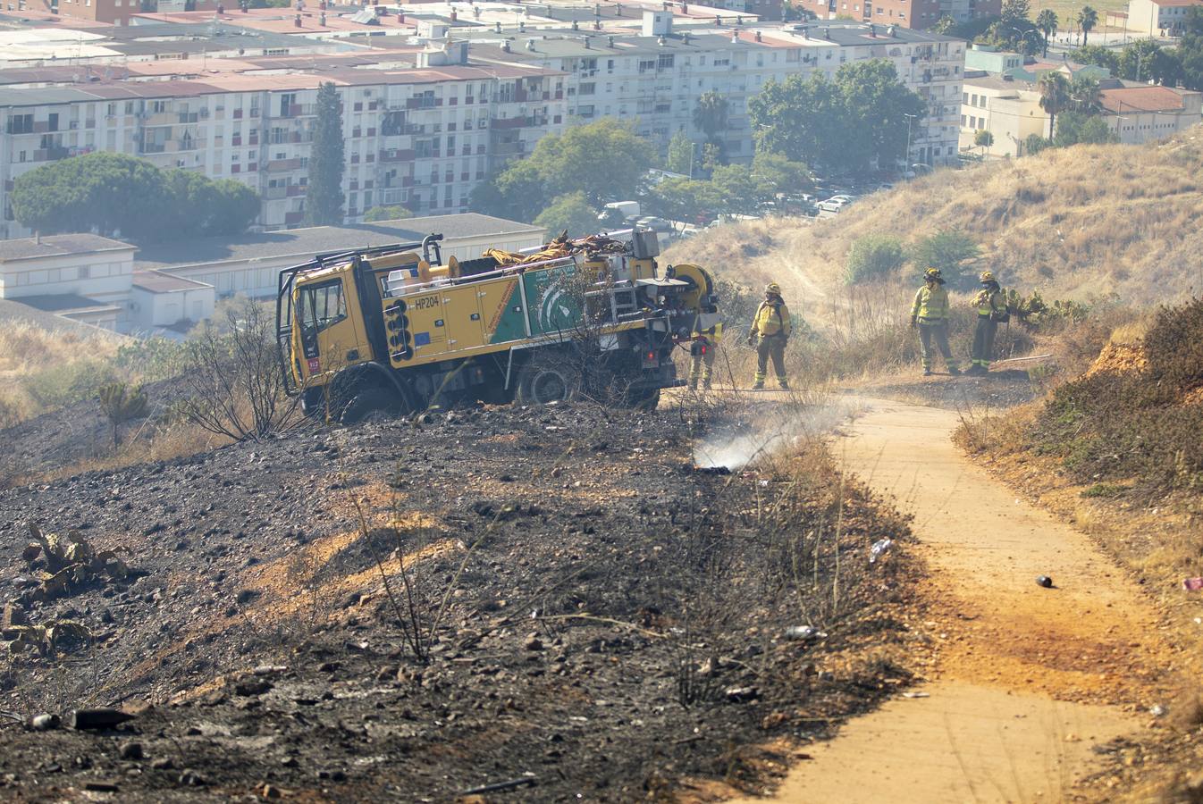 El incendio ha sido controlado a escasos metros de alcanzar varios bloques de viviendas y un centro de rehabilitación