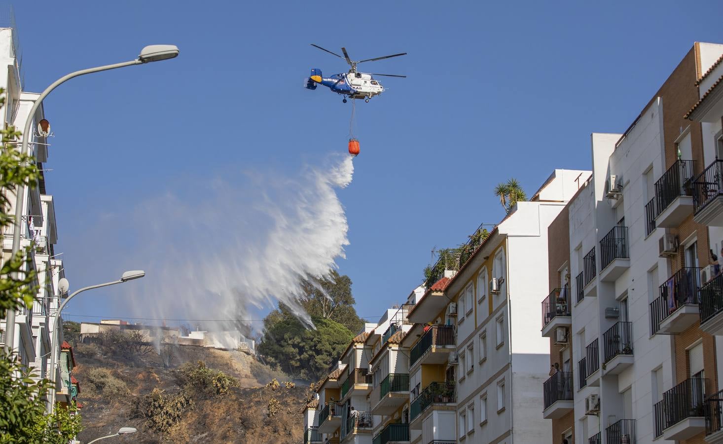 El incendio ha sido controlado a escasos metros de alcanzar varios bloques de viviendas y un centro de rehabilitación