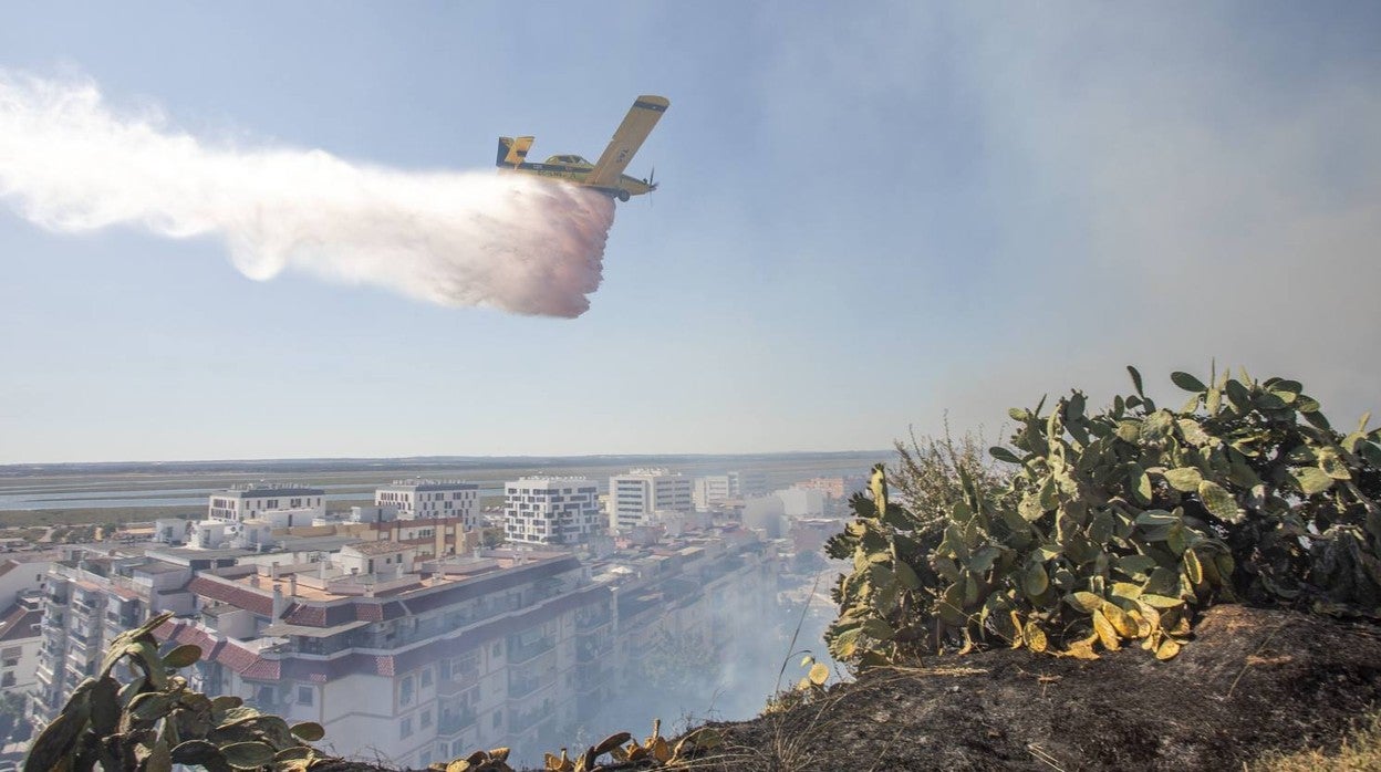 Imágenes del incendio en las laderas del Conquero, Huelva, que ha obligado a desalojar viviendas