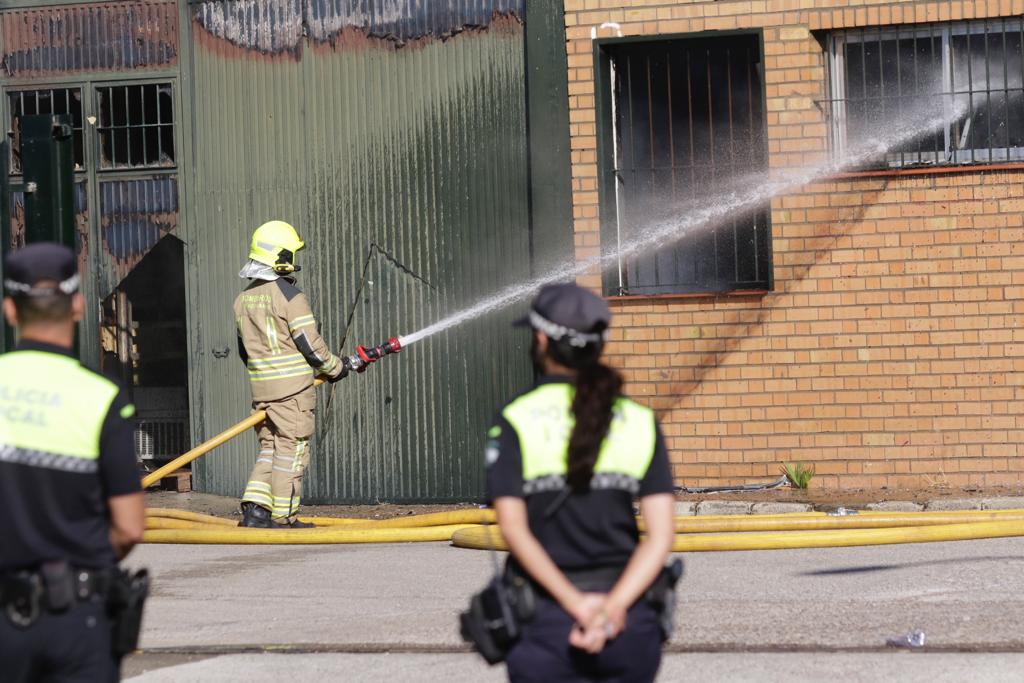 Las espectaculares imágenes del incendio en el polígono industrial Fuente del Rey