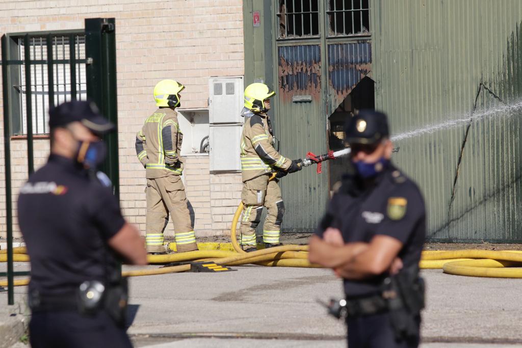 Las espectaculares imágenes del incendio en el polígono industrial Fuente del Rey