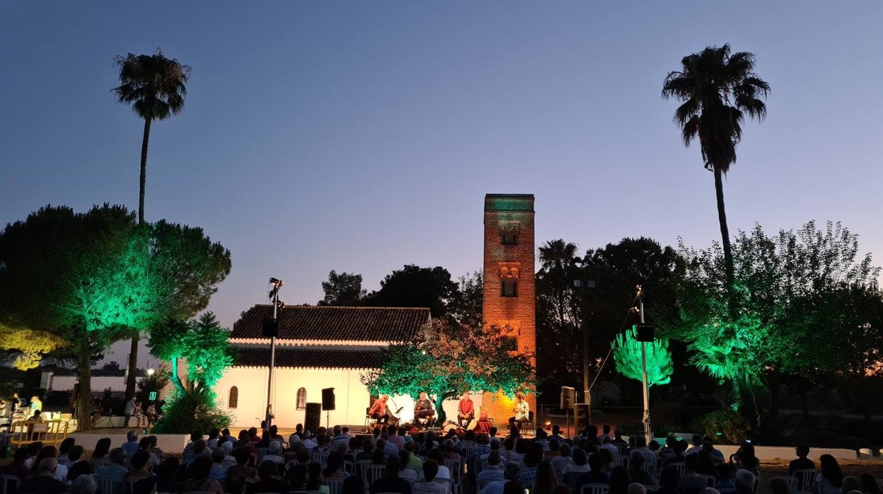 En imágenes: música medieval bajo el alminar almohade de Cuatrovitas