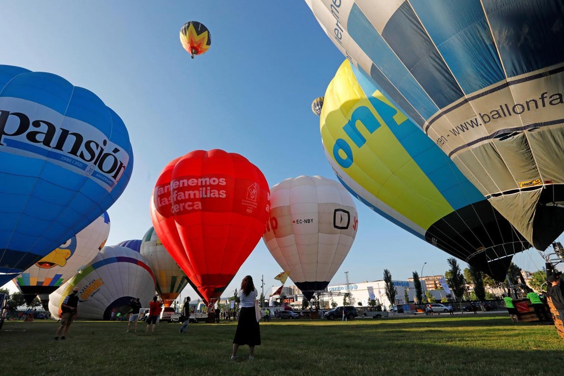 Listos para despegar. Los primeros globos despegaron en la mañana de este viernes desde el Parque Central de Igualada de manera simultánea, llenando de color el cielo de la Conca de Òdena