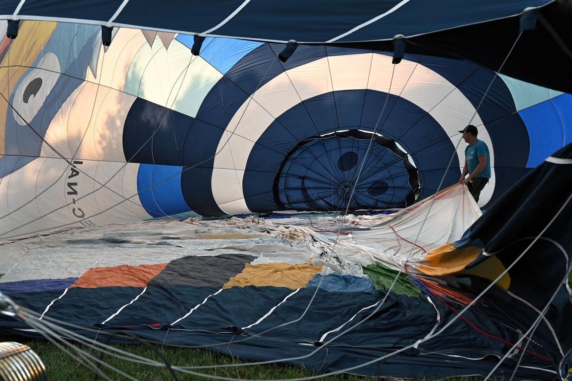 Un mar de tela. Según explica 'Siempre en las nubes', la vela de un globo está dividida en varios gajos formados por las cintas de carga -elaboradas con nylon o poliéster-, que forman la estructura básica del globo. De las cintas de carga parten los cables de acero que se fijan posteriormente a la barquilla y el quemador.