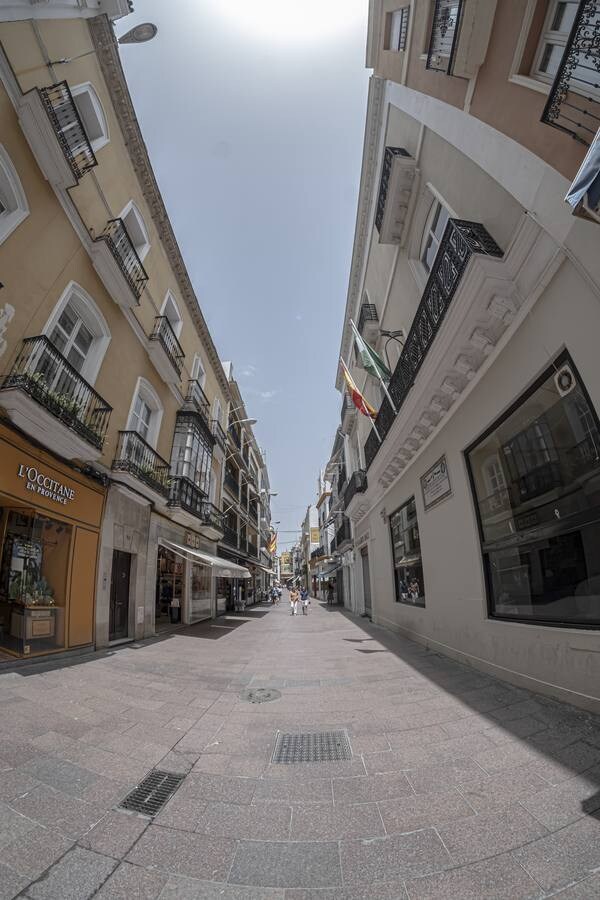 A pleno sol, un calor de justicia... y sin toldos en Sevilla