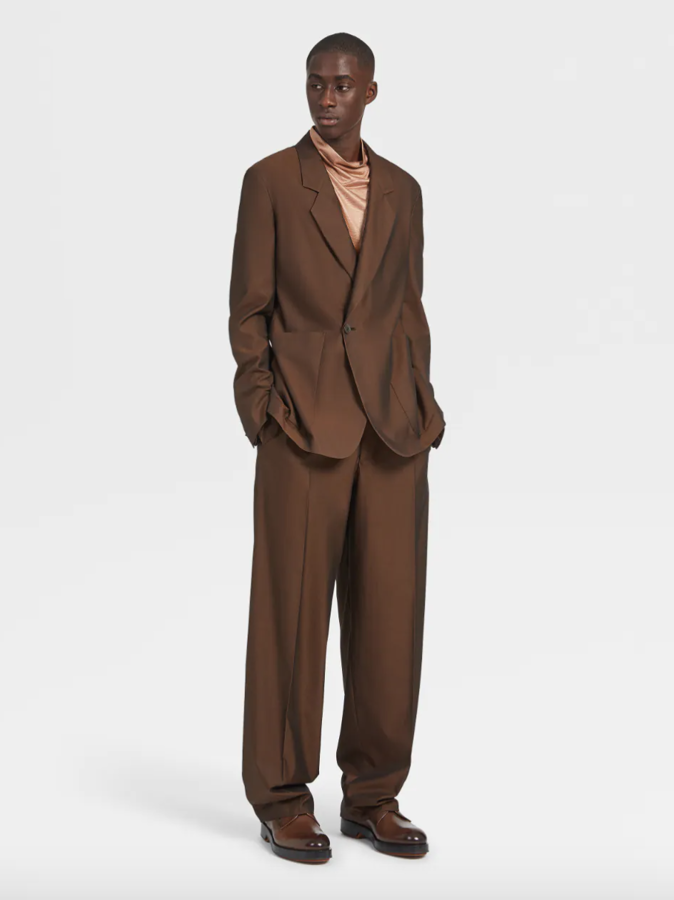 Traje marrón de Zegna. Si lo tuyo son los cortes XXL y las siluetas amplias, este traje de en algodón de color marrón chocolate es de lo más especial. La chaqueta se caracteriza por llevar los hombros deconstruidos y tener bolsillos de parche y el icónico cierre cruzado de un botón. Precio: 2289 euros