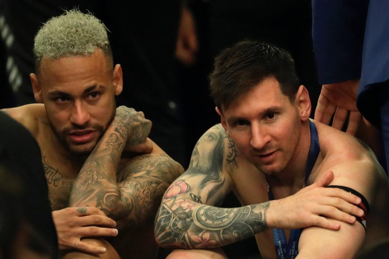 Charla postpatido. Neymar y Messi siguieron hablando cuando terminó el partido. El brasileño tiene en el argentino, primero a un ídolo, luego a un compañero y finalmente a un amigo. Ayer se volvió a ver.