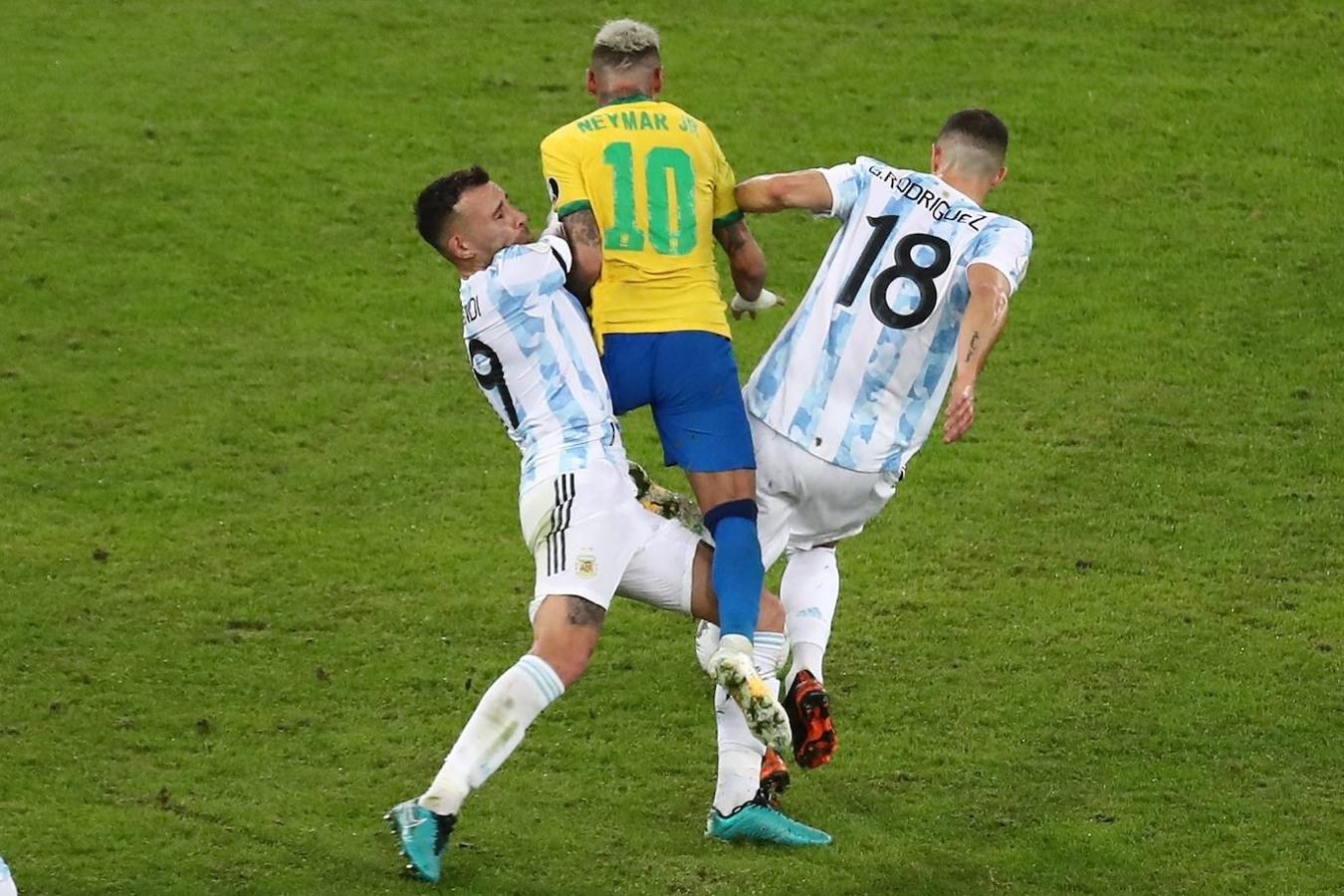 Neymar, frenado. Una imagen que refleja en parte el partido del brasileño. Neymar es frenado con una fuerte entrada a dos entre Otamendi y Guido Rodríguez. Lo intentó de todas las maneras, pero no hubo forma de romper el muro argentino.