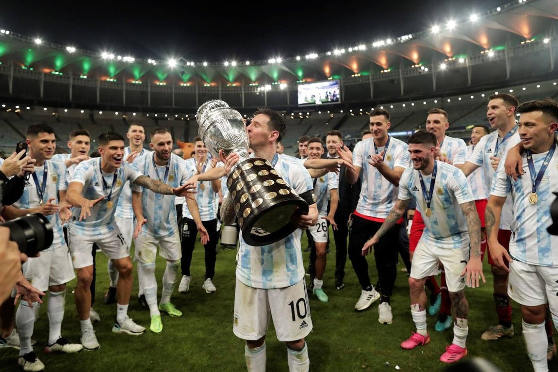 Y por fin besó la Copa. No pudo ser en las dos finales de Copa América que jugó contra Chile, tampoco en la final del Mundial de Brasil contra Alemania. Fue el 10 de julio de 2021 cuando Messi pudo al fin besar una copa con la camiseta de Argentina.