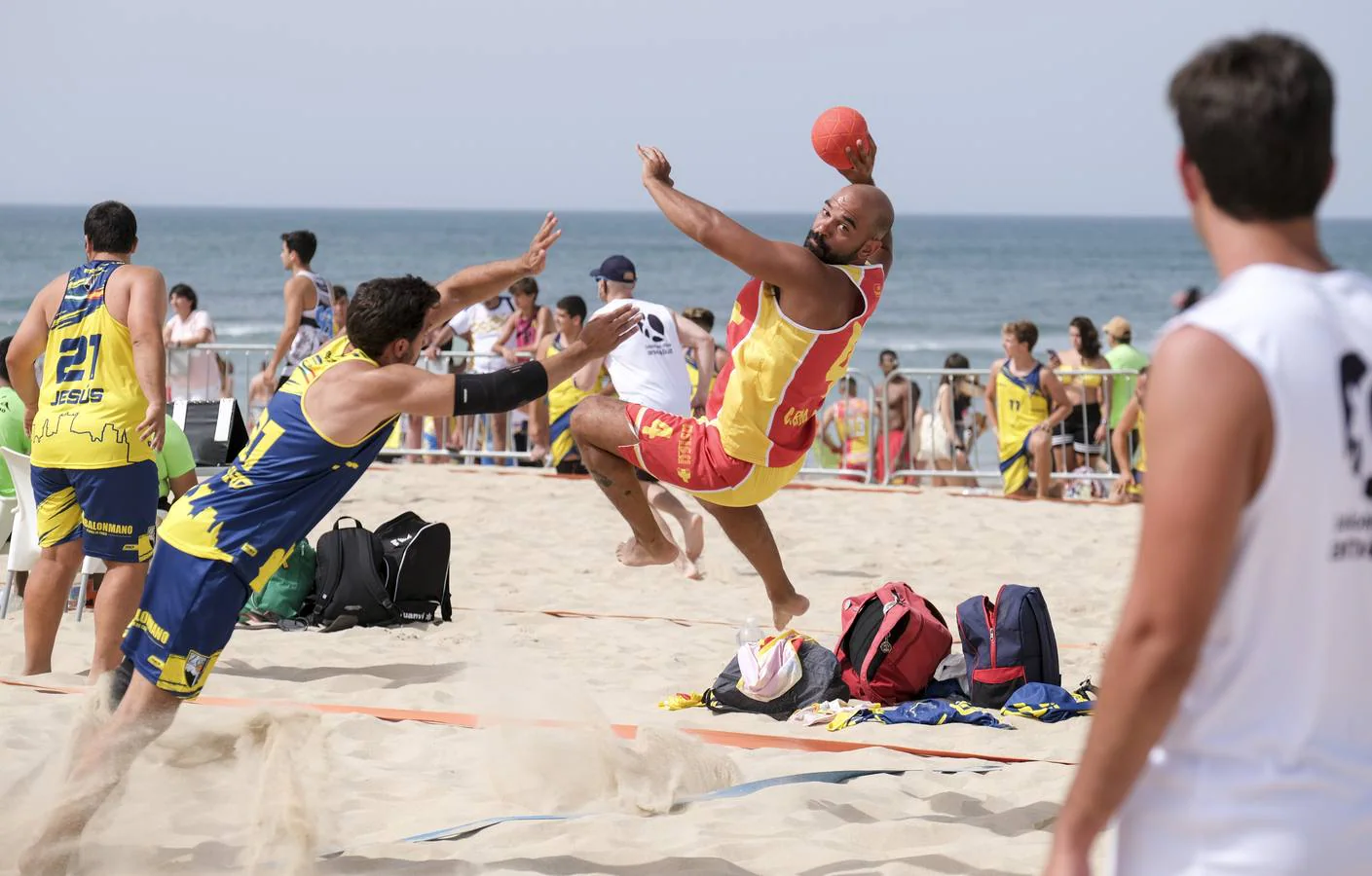 FOTOS CÁDIZ: El Trofeo Carranza de balonmano playa, en imágenes