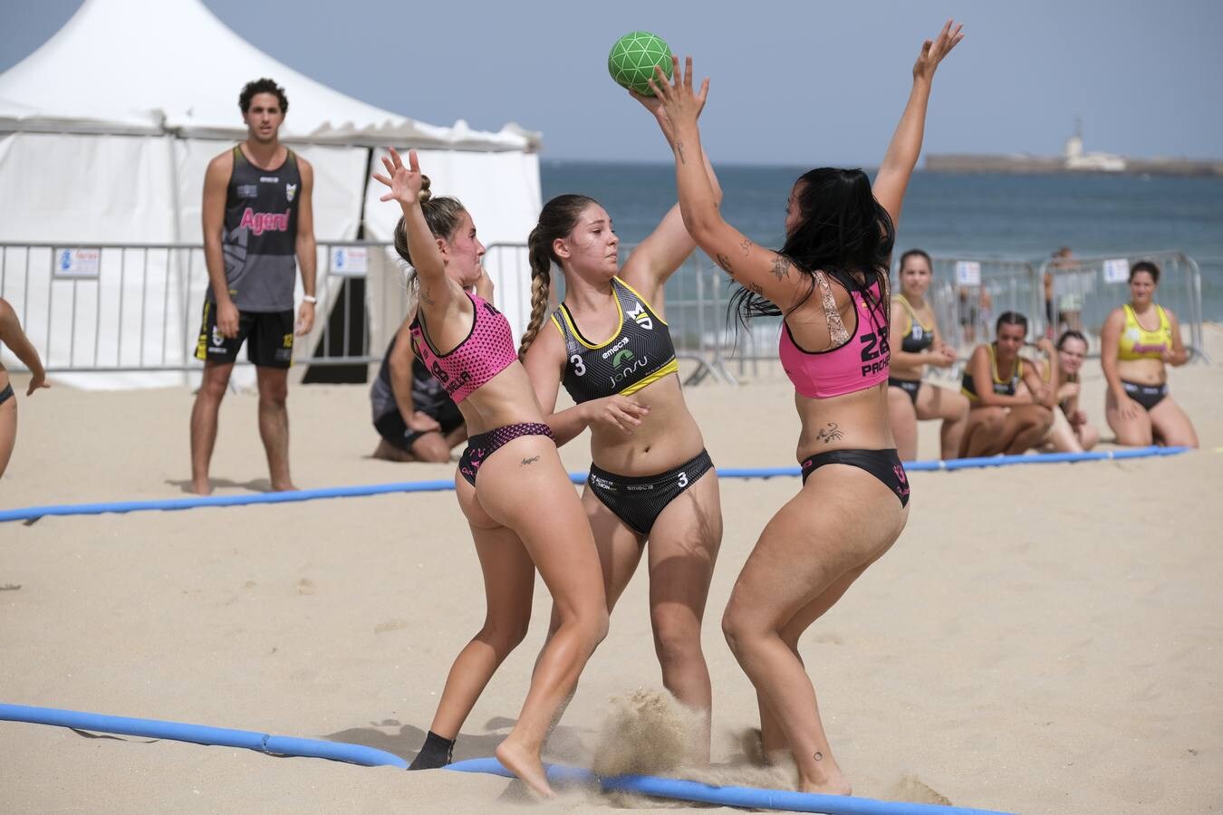 FOTOS CÁDIZ: El Trofeo Carranza de balonmano playa, en imágenes