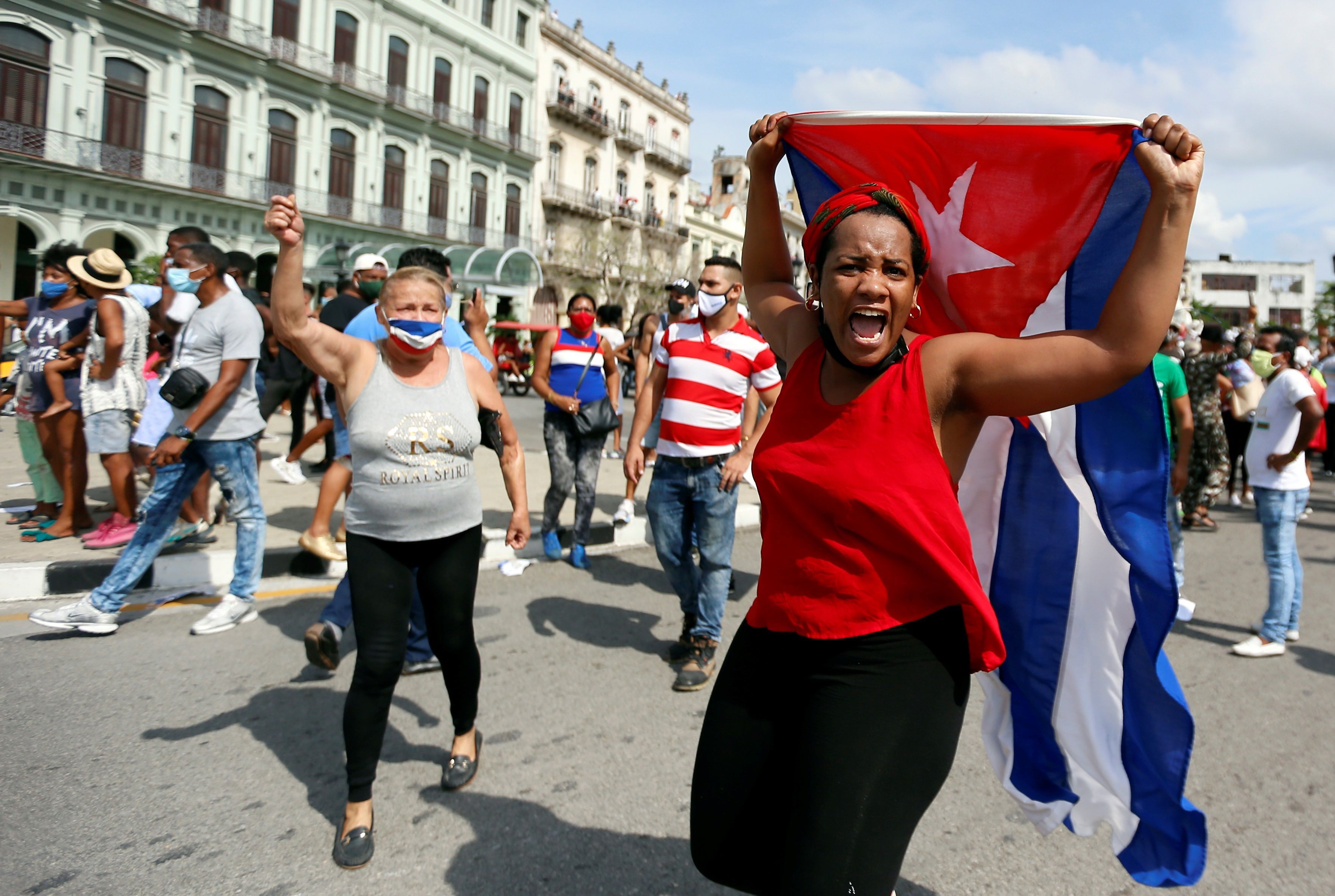 Una mujer protesta con una bandera de Cuba. 