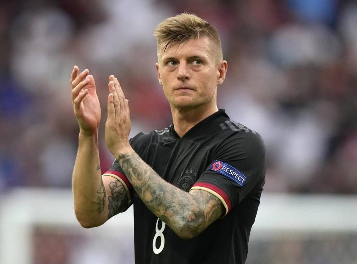 Kroos se despide. Con Low se va también Toni Kroos, emblema de la Alemania de los últimos tiempos. Figura en el Mundial de Brasil de 2014, el centrocampista del Real Madrid anunció su retirada de la selección para centrarse en los retos con su club.