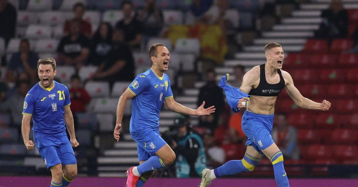 Entrar y besar el santo. Dovbyk, en el minuto 120 del partido de octavos de final contra Suecia, anotó el gol que clasificó a Ucrania para la siguiente ronda, logrando así el mejor resultado en la historia del país. El joven delantero había entrado en el 106, y prácticamente cuando el árbitro se llevaba a la boca el silbato para pitar el final e ir a la tanda de penaltis, apareció para dar el pase al conjunto dirigido por Shevchenko.