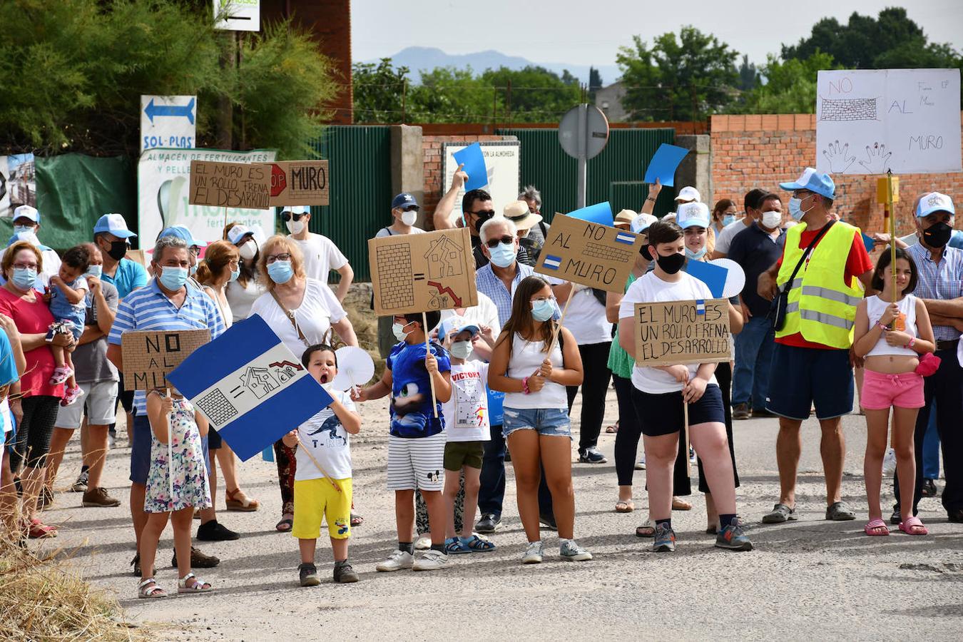 La protesta contra el muro del AVE en Talavera, en imágenes