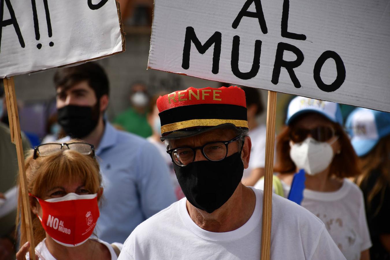 La protesta contra el muro del AVE en Talavera, en imágenes