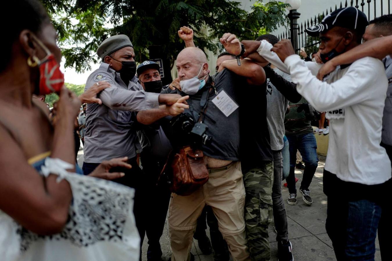 El fotógrafo español de AP Ramón Espinosa fue detenido por la Policía mientras cubría las protestas. 