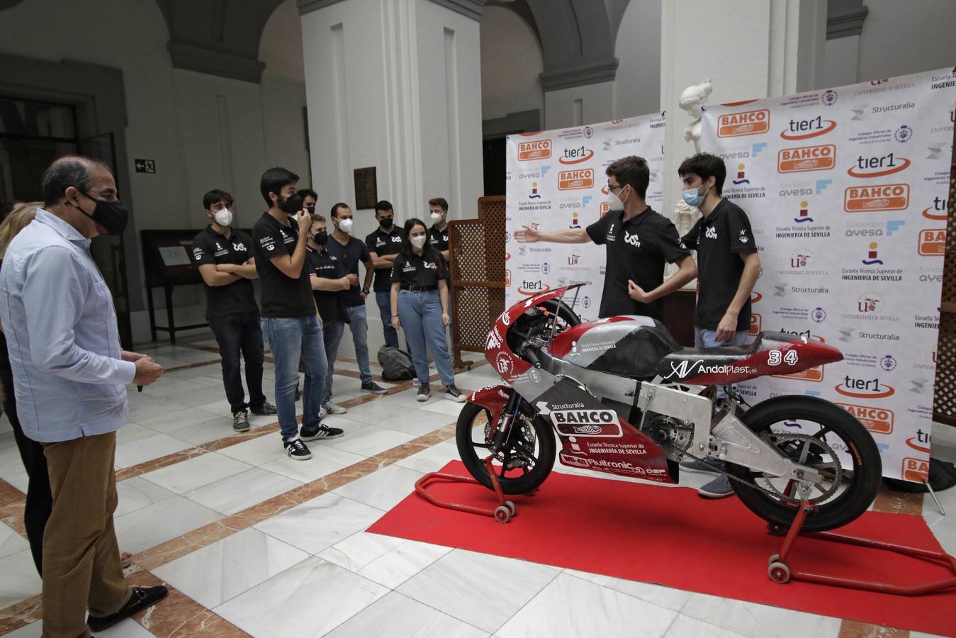 El equipo US Racing de la Universidad de Sevilla presentó este martes su nueva moto de competición.