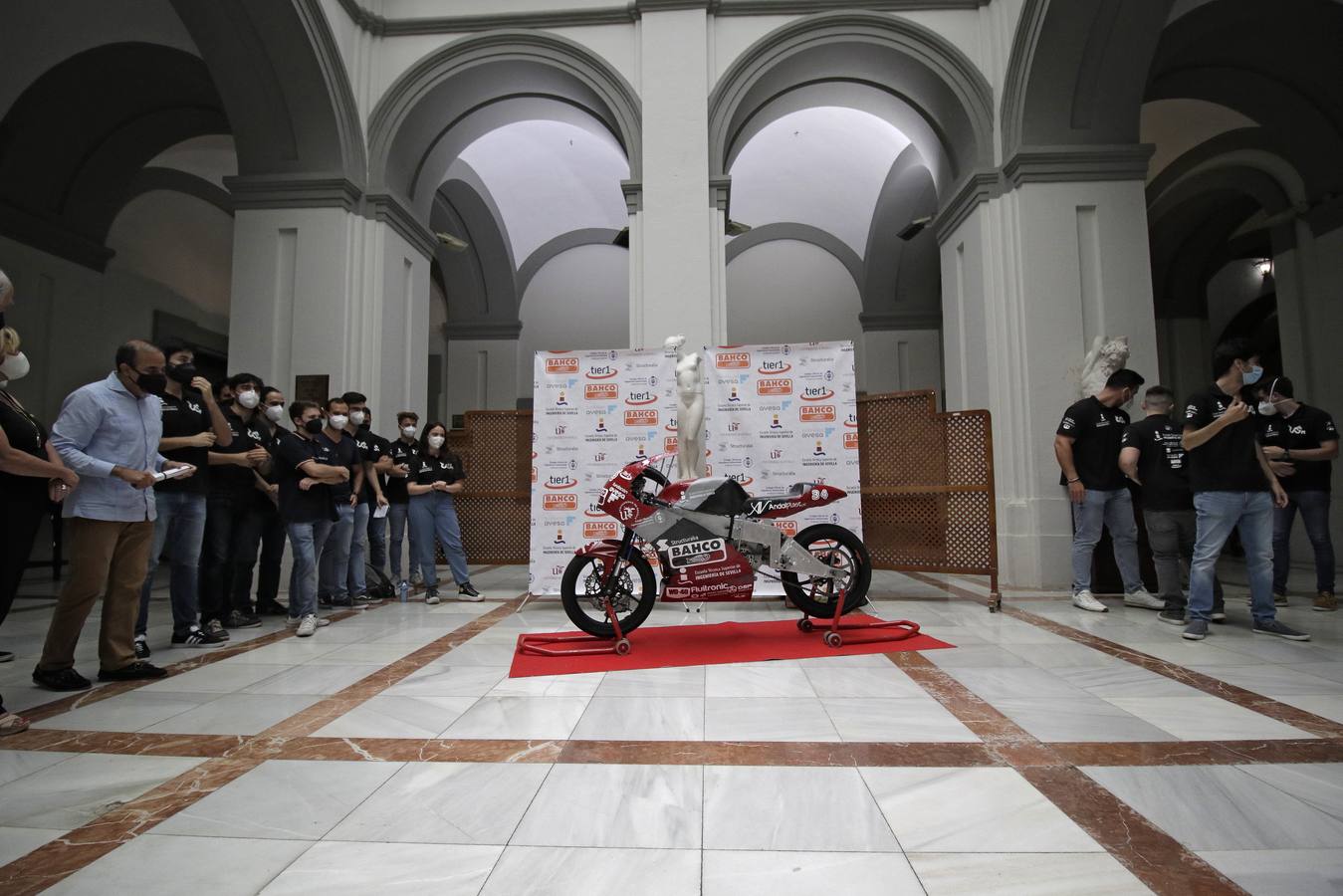 El equipo US Racing de la Universidad de Sevilla presentó este martes su nueva moto de competición.