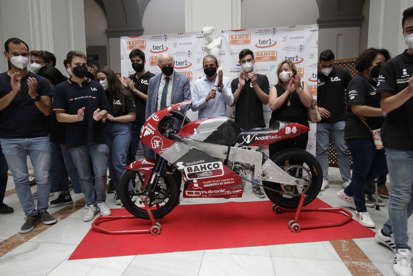 El equipo US Racing de la Universidad de Sevilla presentó este martes su nueva moto de competición.