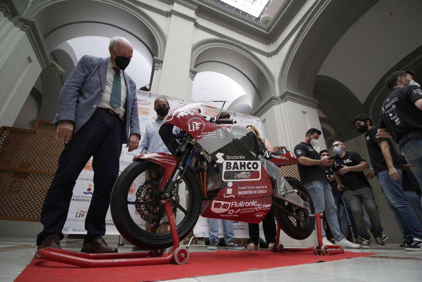 El equipo US Racing de la Universidad de Sevilla presentó este martes su nueva moto de competición.