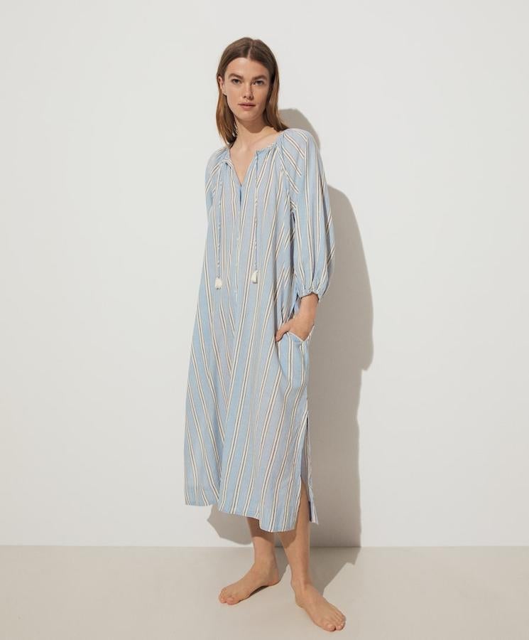 Túnica de algodón y lino en color azul con estampado de rayas de Oysho (29,99€). 