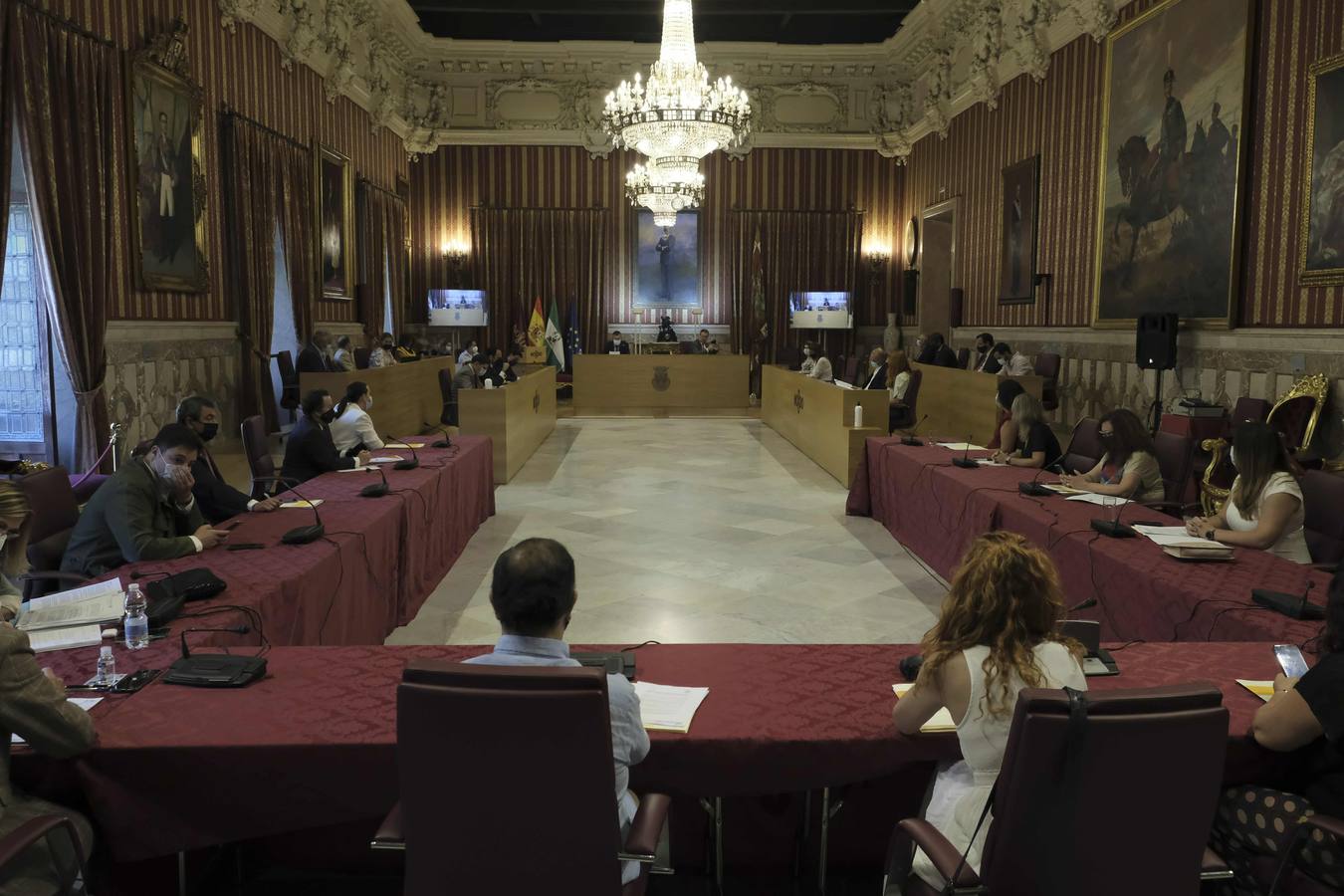 Todos contra el alcalde en el pleno extraordinario del Ayuntamiento de Sevilla