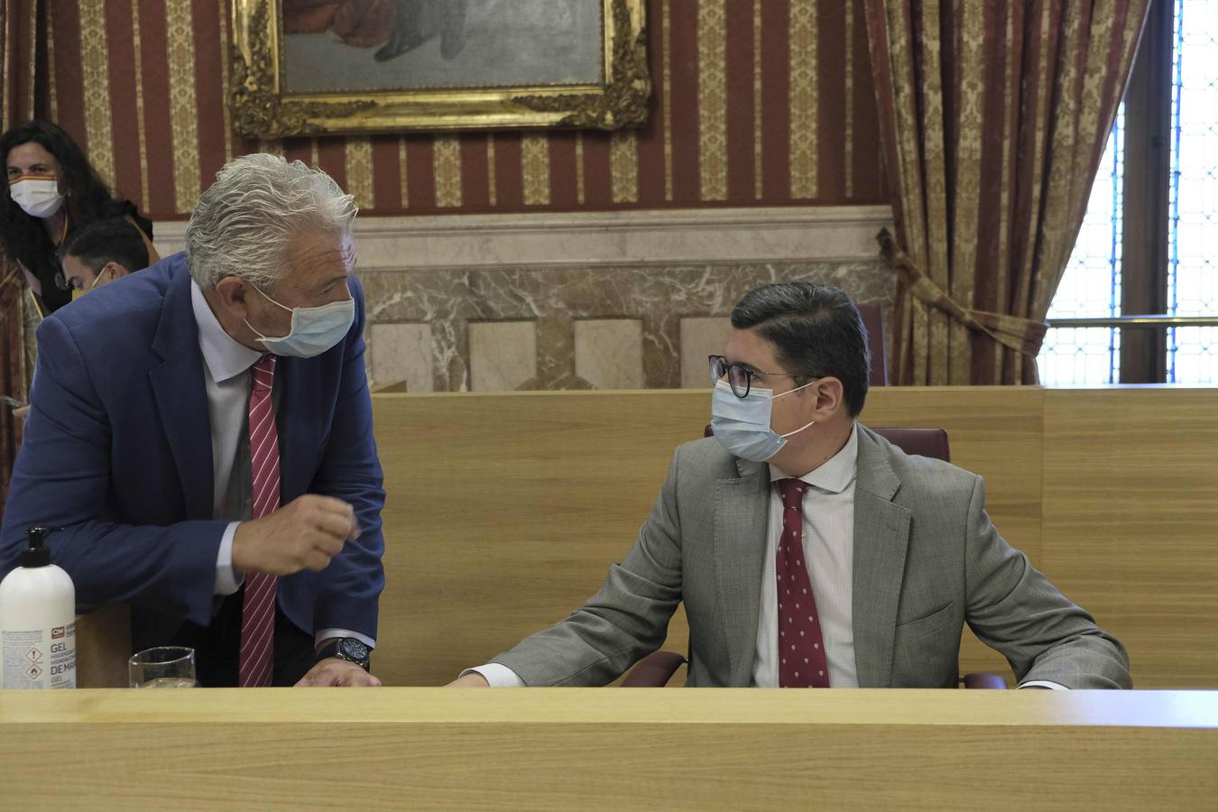 Todos contra el alcalde en el pleno extraordinario del Ayuntamiento de Sevilla