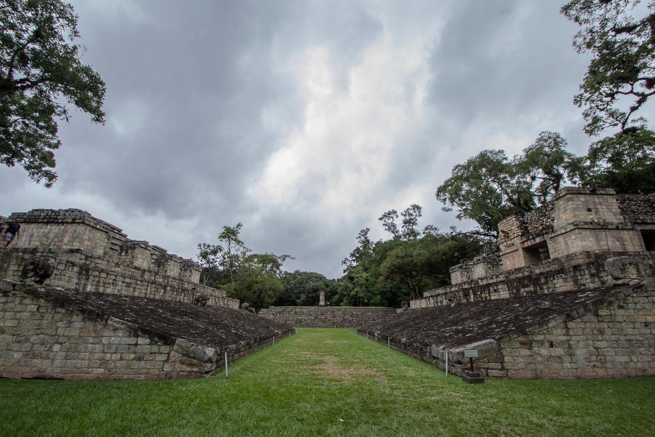 Copán, el París del mundo maya. Si Tikal es el punto más deslumbrante del mundo maya para Guatemala, Copán lo es para Honduras. Considerada como el París del mundo Maya en Centroamérica, las Ruinas de Copán están situadas al occidente de Honduras lindando con la frontera de Guatemala.