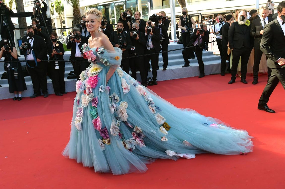 Sharon Stone. Con vestido de Dolce &amp; Gabbana perteneciente a la colección de Alta Costura de la temporada Otoño/Invierno 2020. Con joyas de Chopard.