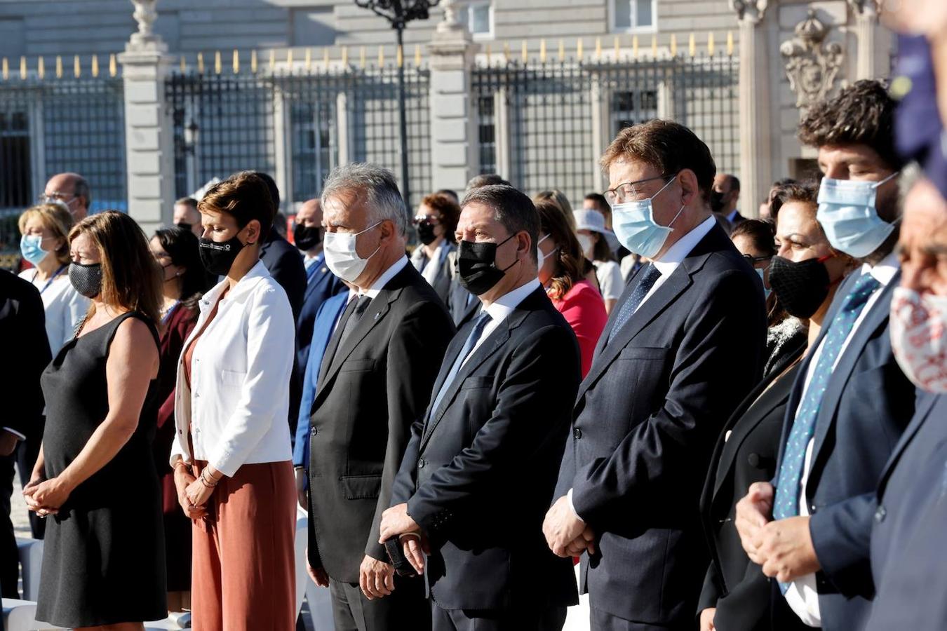 Los presidentes de Baleares, Francisna Armengol (i); Navarra, María Chivite (2i); de Canarias, Ángel Víctor Torres; de Castilla la Mancha,Emiliano García-Page (c); y de Valencia, Ximo Puig (2d) asisten al acto de homenaje de estado a las víctimas del coronavirus. 