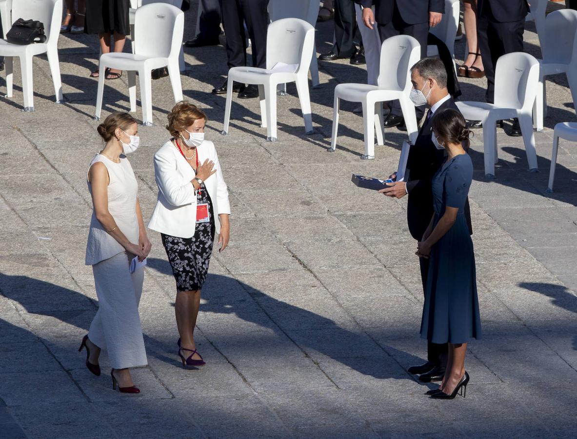 Los Reyes Felipe VI y Doña Letizia durante la entrega de la Gran Cruz del Mérito Civil otorgada a 125 profesionales sanitarios fallecidos por el Covid-19. 