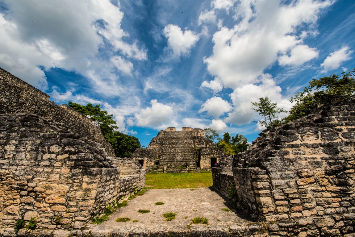 Un importante centro de los mayas en Belice. Belice, Guatemala, El Salvador, Honduras y los estados mexicanos de Yucatán, Campeche, Tabasco, Quintana Roo y la zona oriental de Chiapas, conforman el territorio donde viven cerca de seis millones de descendientes de la milenaria cultura maya. En la imagen, Caracol, un sitio arqueológico maya precolombino localizado en el distrito Cayo en Belice.