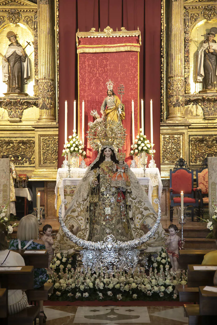 La misa del obispo de Córdoba en honor a la Virgen del Carmen de San Cayetano, en imágenes