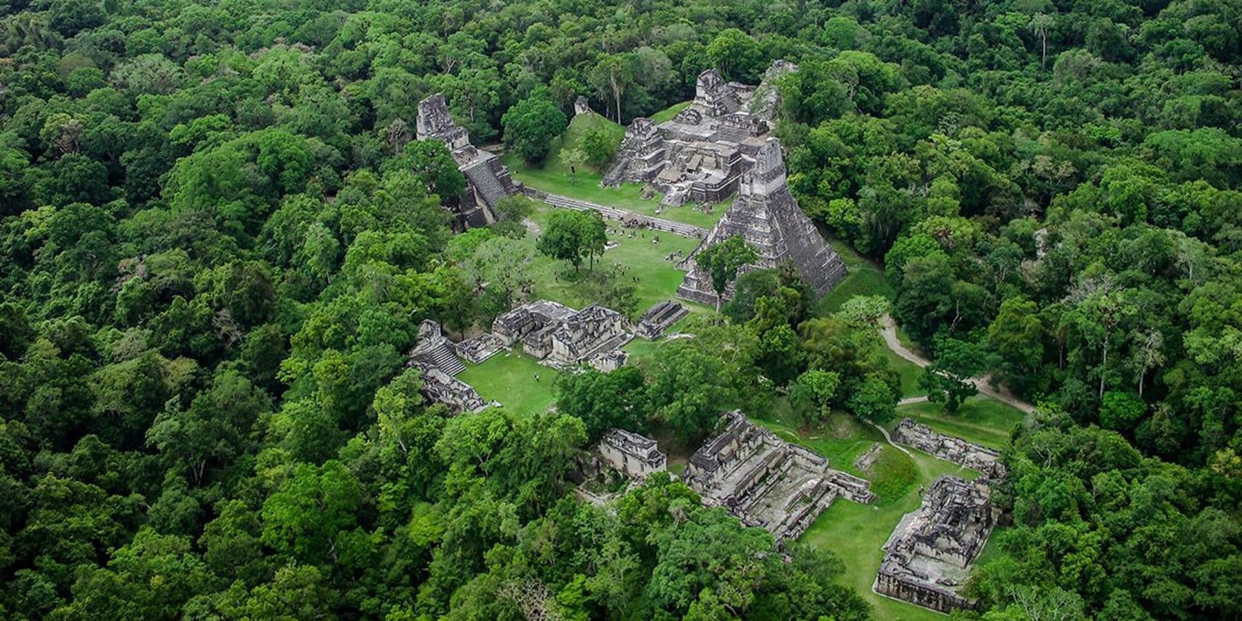La ciudad más grande del mundo maya. Uno de los complejos de ruinas mayas más espectaculares, con más de 3000 en total, se puede encontrar en Tikal, situado en las selvas tropicales del norte de Guatemala, la ciudad más grande del mundo maya con algunos de los edificios que datan del siglo IV a.C.
