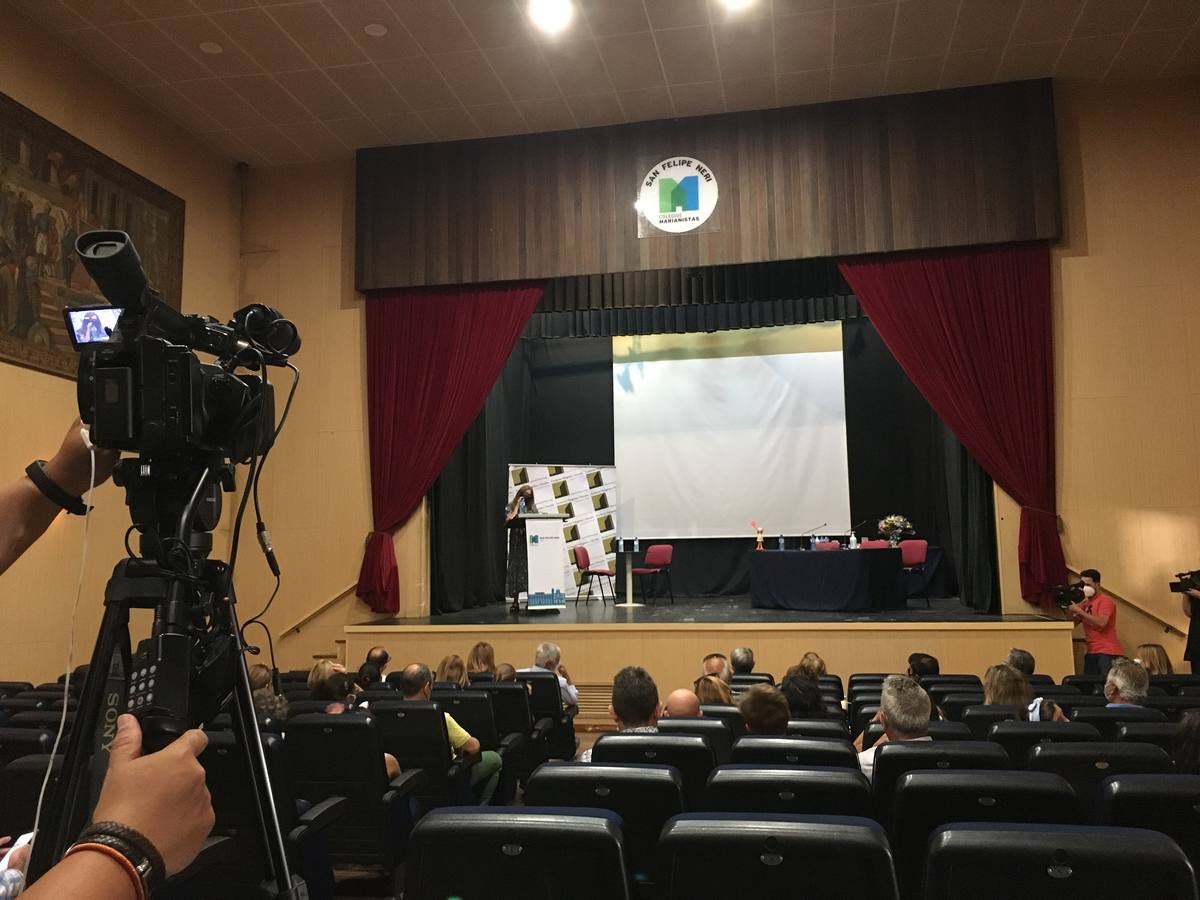 Fotos: Así ha sido el homenaje a la familia de acogida Luna-Cardenete en el colegio San Felipe Neri de Cádiz