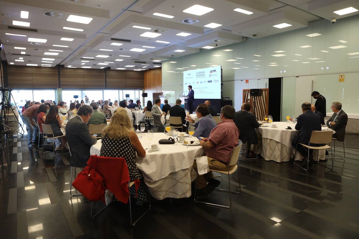 Fotos: Ambiente en la Mirada Económica de La Voz y ABC