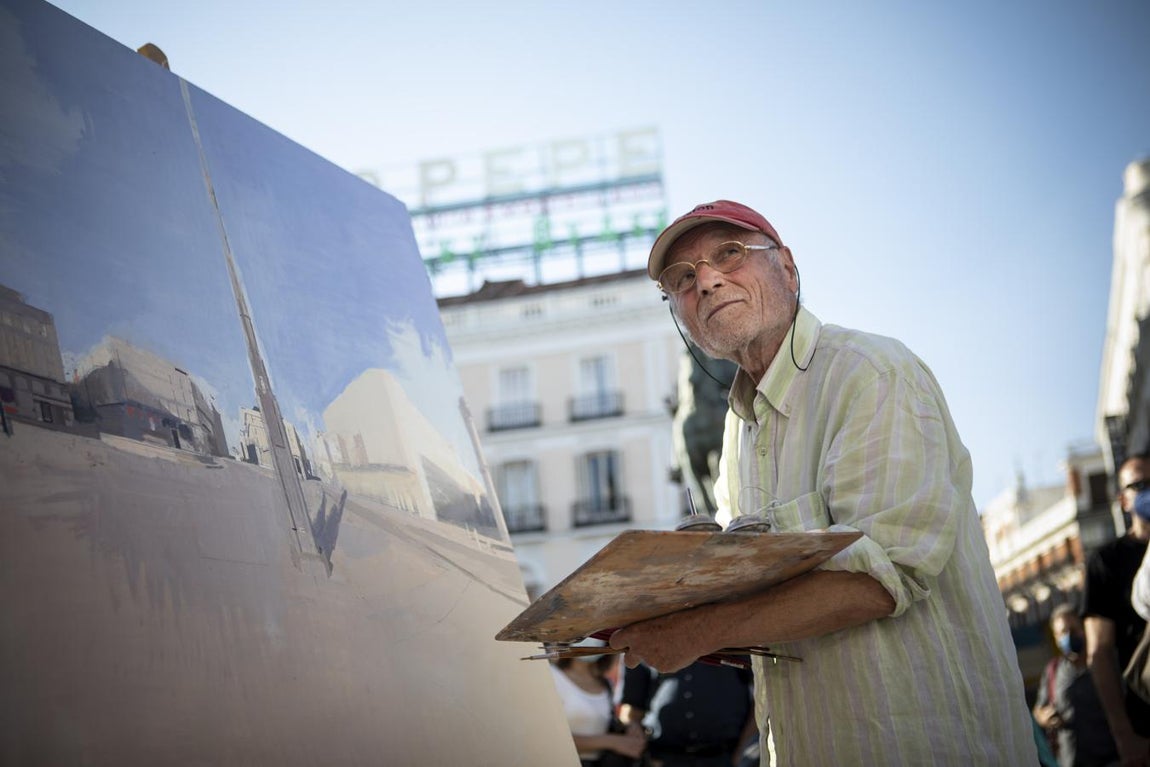 Testigos de un pequeño gran milagro. Ver pintar a Antonio López a pie de calle, en plena Puerta del Sol, es un espectáculo, una experiencia casi religiosa, inolvidable, hipnótica. No puedes apartar los ojos. ABC fue testigo de excepción de una sesión de pintura del artista manchego, de un pequeño gran milagro. Fue el pasado jueves, día 15