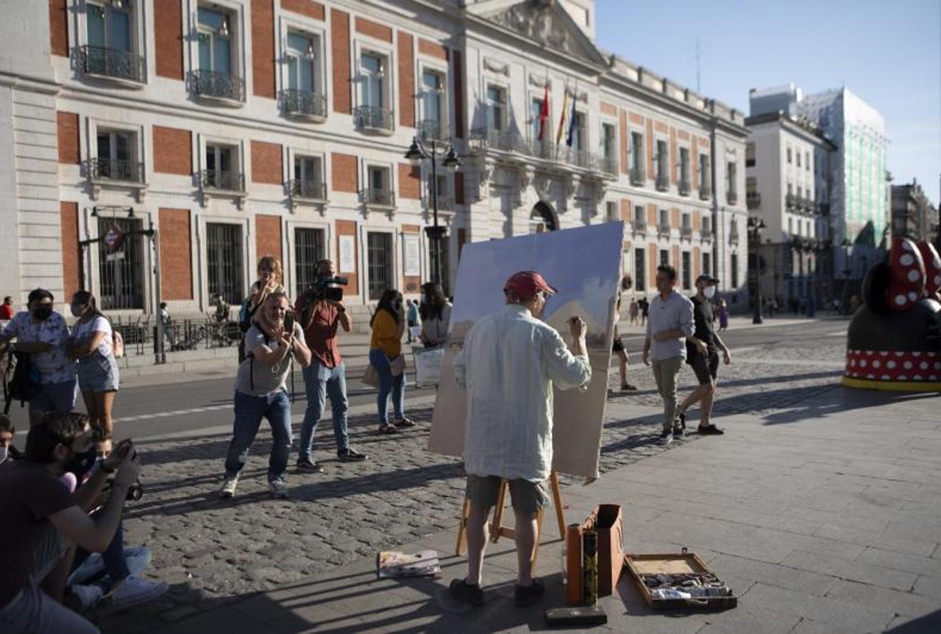 La policía municipal le pide los papeles. Durante la sesión se acerca un policía municipal para pedirle el permiso para pintar allí. «¿Pero no sabe quién es? ¡Si es Antonio López!», le dicen indignados los viandantes. «¡Como si fuera Van Gogh! Mi jefe me ha dicho que pida el permiso», espeta el agente. Antonio, resignado, va a por el permiso. Un coche interrumpe la berlanguiana escena. El policía que va al volante le dice a su colega: «¡Pero hombre, que es Antonio López!». Es la anécdota de la jornada.